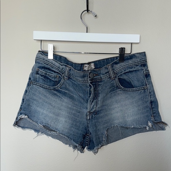 Free People Distressed Short Jean Shorts Light Wash Size 28 Waist Women’s GUC - Picture 1 of 15